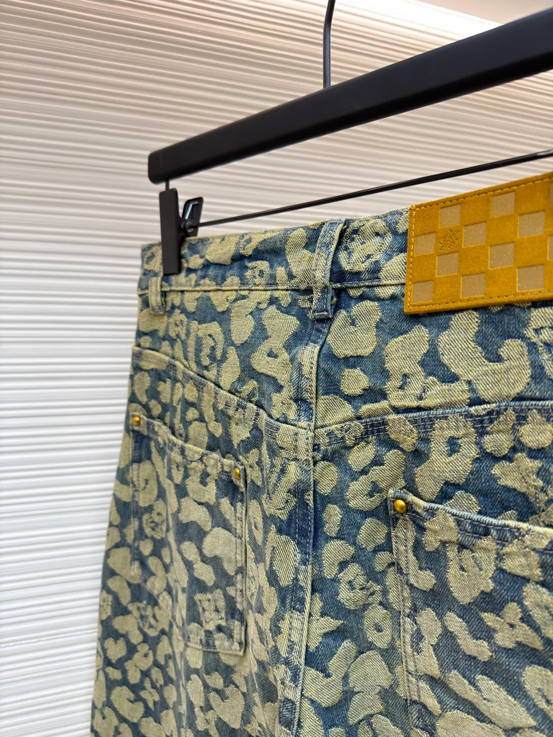 LOUIS VUITTON letter jacquard pearl buckle work denim trousers ●Original version: Purchased and developed by 14099 ●Item number: 1682239-B85 ●Material: denim fabric ●Technology: jacquard production ●Version: fitted version ●Weight: about 905 grams ●Size: 28-30-32-34-36 ●Description: These printed jeans are made of 12-ounce heavyweight denim. They are treated with enzyme washing and stone grinding. The fabric is soft and retains a crisp texture, while forming a natural distressed texture. The camouflage printing on the trousers adopts digital direct injection technology, and the ink penetrates into the yarn. The pattern color is firm, layered and not easy to crack and fall off. The shape is a loose straight cut, using three-dimensional cutting technology to fit ergonomics, and the crotch is reinforced with classic horsetail technology to improve wearing comfort and durability. The waistband is equipped with custom-made metal buttons and I-buckles, which have been treated with anti-oxidation plating and have a thick texture. The edges of the pockets are made of double-lane stitching, with fine and even stitching. The side seams and inseam are all hemmed, and every stitching is tightly stitched. The exquisite trousers-making craftsmanship and quality control are demonstrated in every detail. The overall wiring is straight and delicate, the fabric is comfortable and soft, and the color is consistent without color difference. It can be matched with the same style to create a fashionable look and control various occasions. Customized accessories, complete with three standards, same style for men and women!